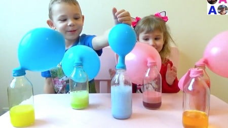 Дети надувают шарики - опыты с содой 